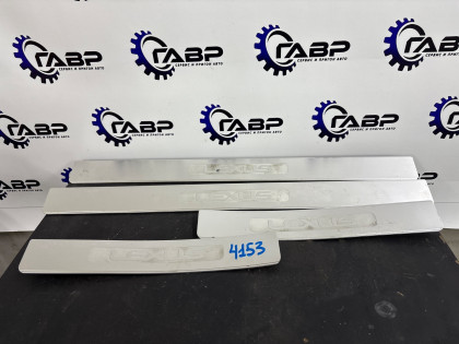 Накладки на пороги GRS191